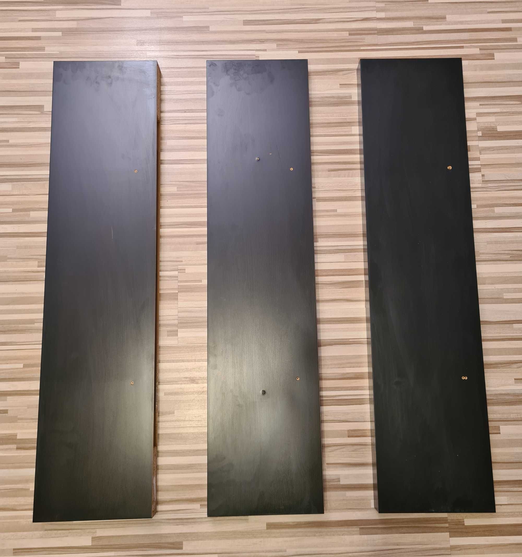 Trzy czarne półki Ikea Lack o wymiarach 110cm x 26cm x 5cm