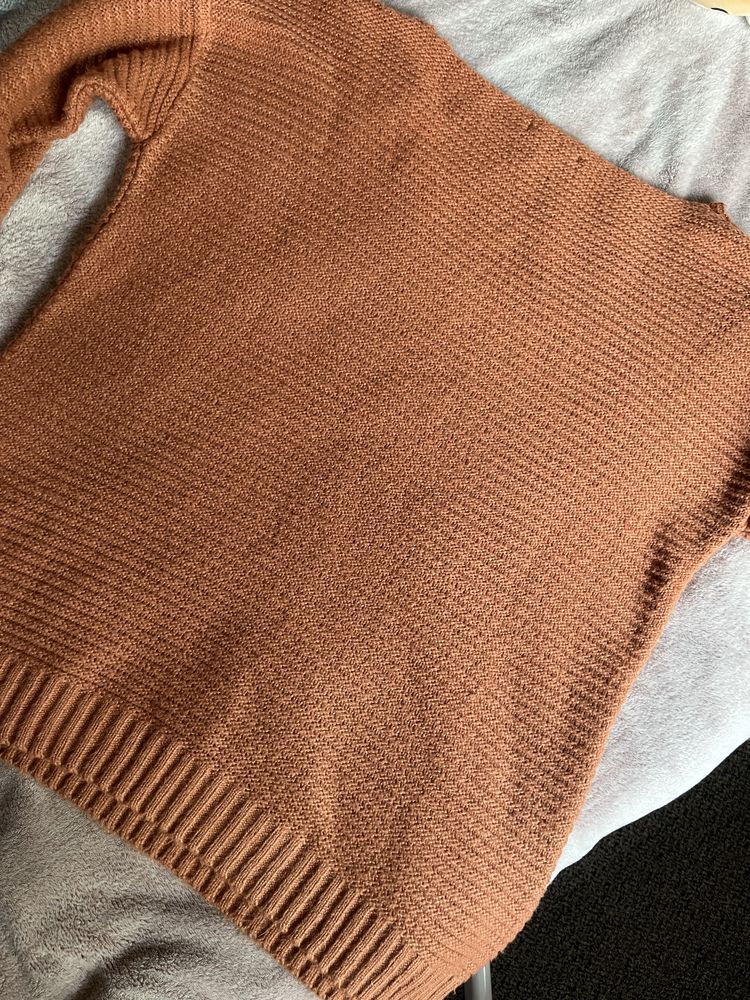 Sweter oversize M/L długi rękaw dekolt serek