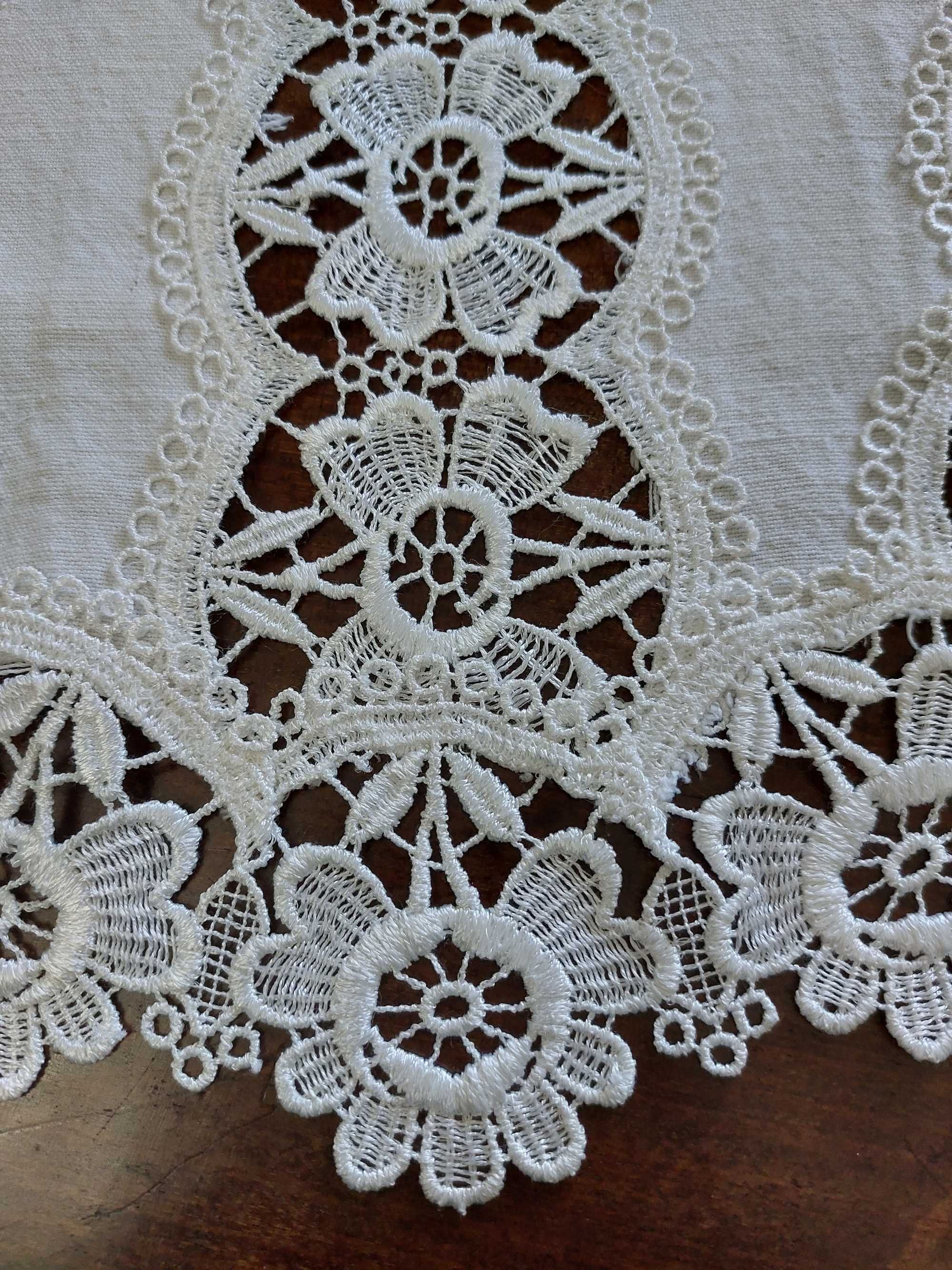 Conjunto 3 centros de mesa feitos à mão em renda e linho, lindíssimo!