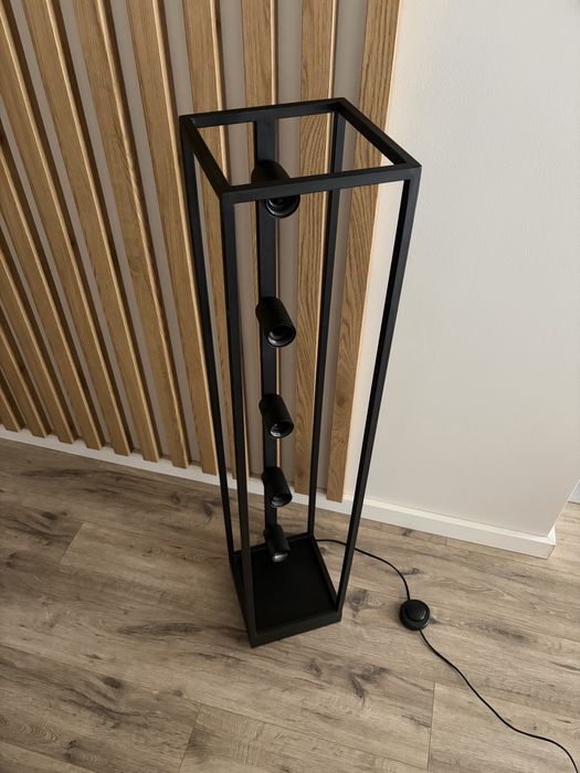 Czarna metalowa lampa loft