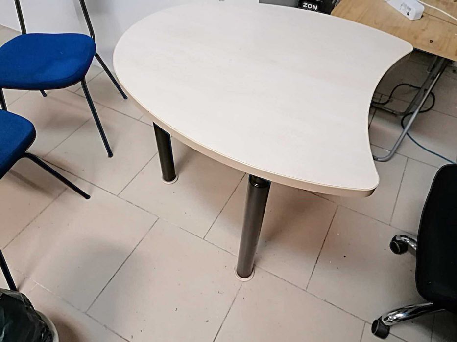 Secretária 74cm x 84cm creme com pés de Metal