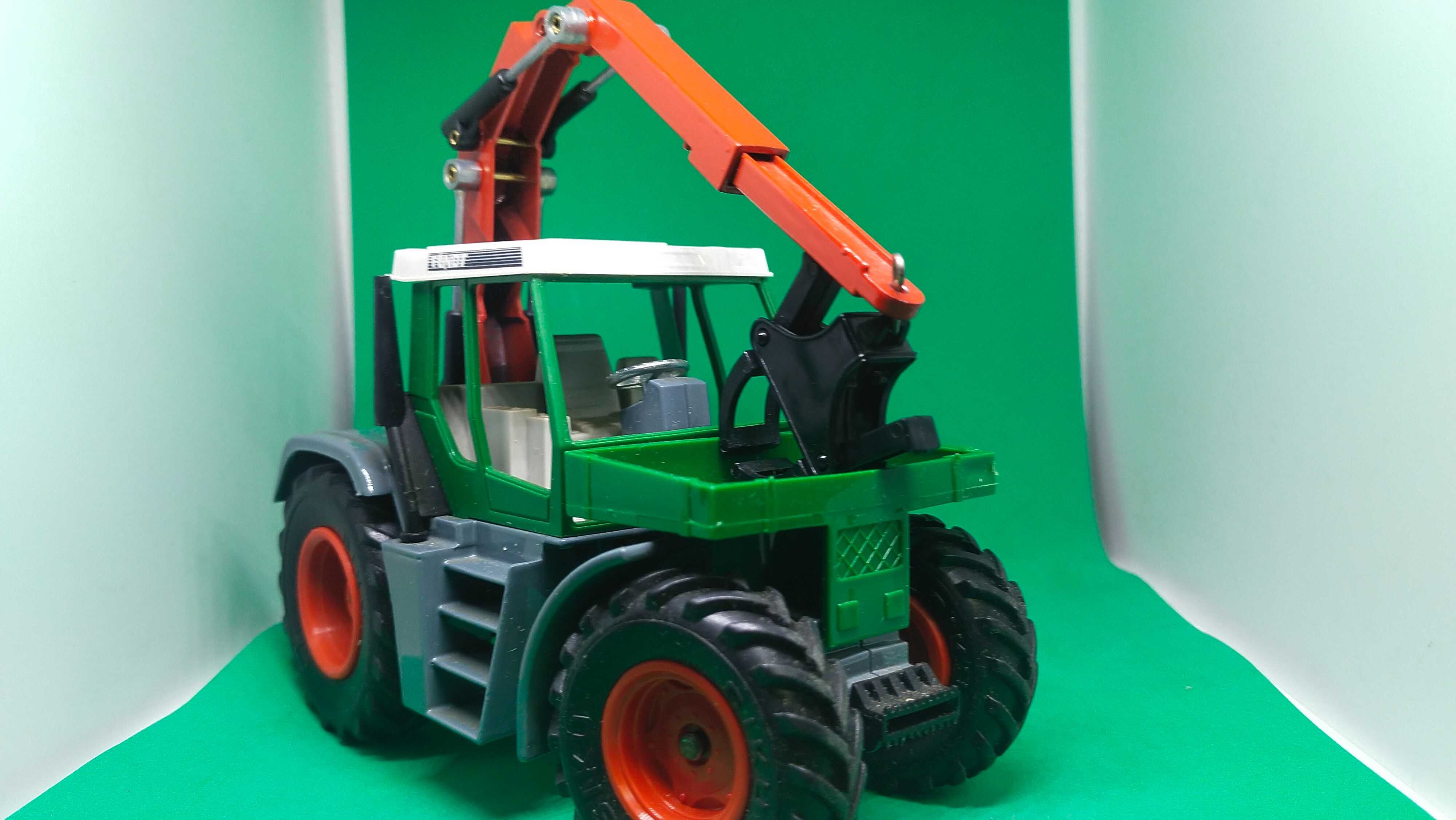 Siku Ciągnik Fendt Xylon do drzewa 1 32