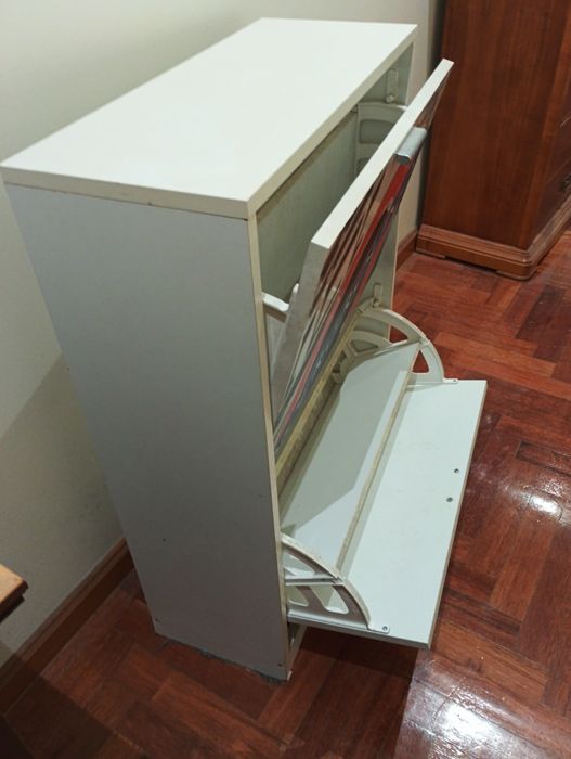 Sapateira usada em bom estado para quarto de jovem colocar sapatos