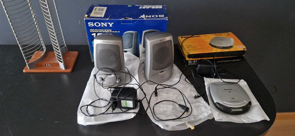 Leitor cd's portátil Panasonic+Colunas Sony+ Coluna suporte 120 cds