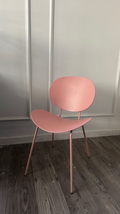 Różowe, stylowe krzesło