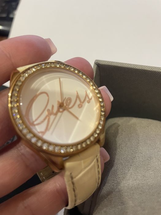 Продам стильные женские часы guess