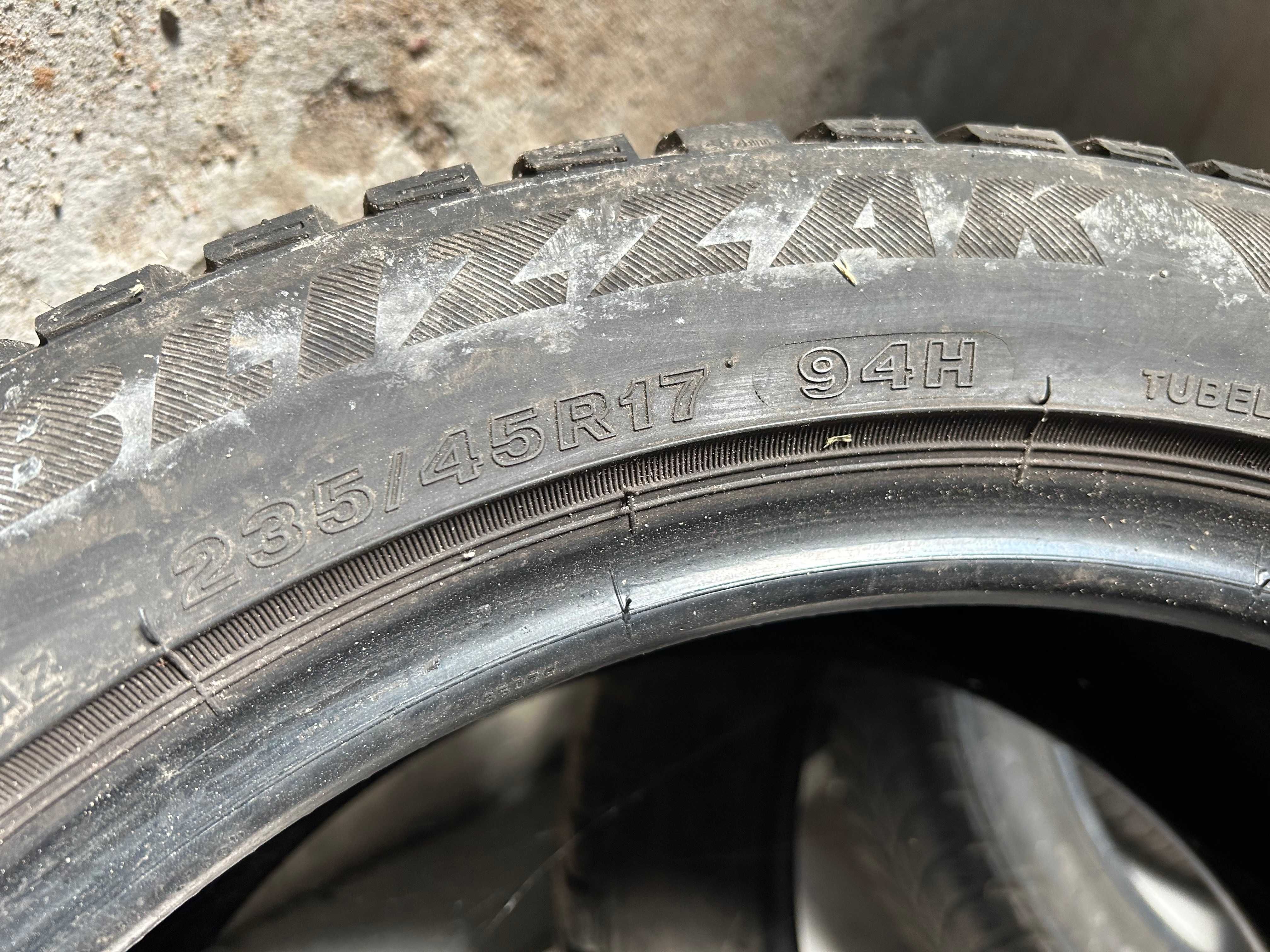 Opony zimowe 235/45/17 Bridgestone