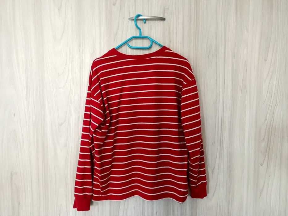 Bluza w czerwono-białe paski z napisem "Think different" C&A