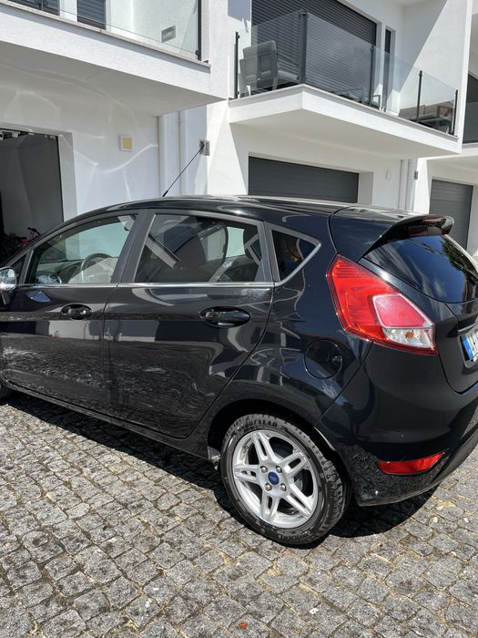 Ford Fiesta Titanium 2015 – Excelente Estado e Baixo Consumo
