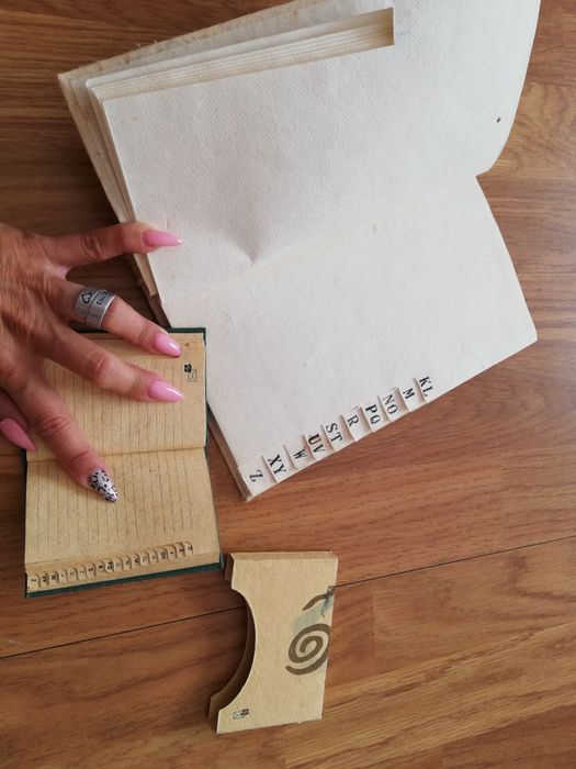 Listas telefónicas em papel reciclado nunca usadas