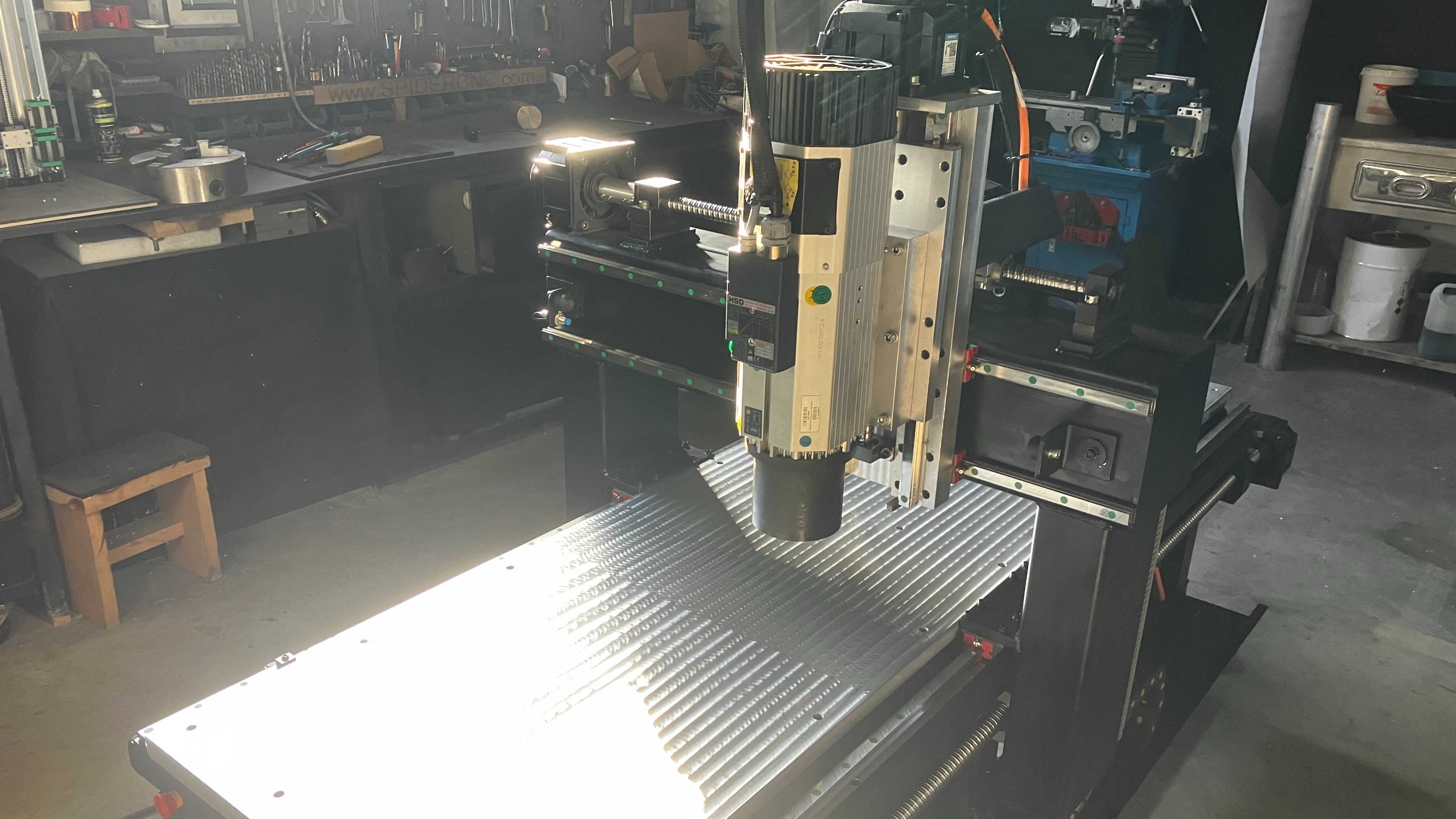 CNC 2000x600mm para Metais  –  troca auto de ferramentas