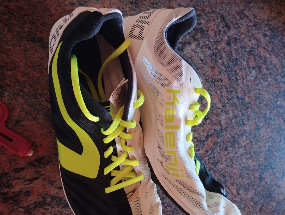 Tênis atletismo com bicos