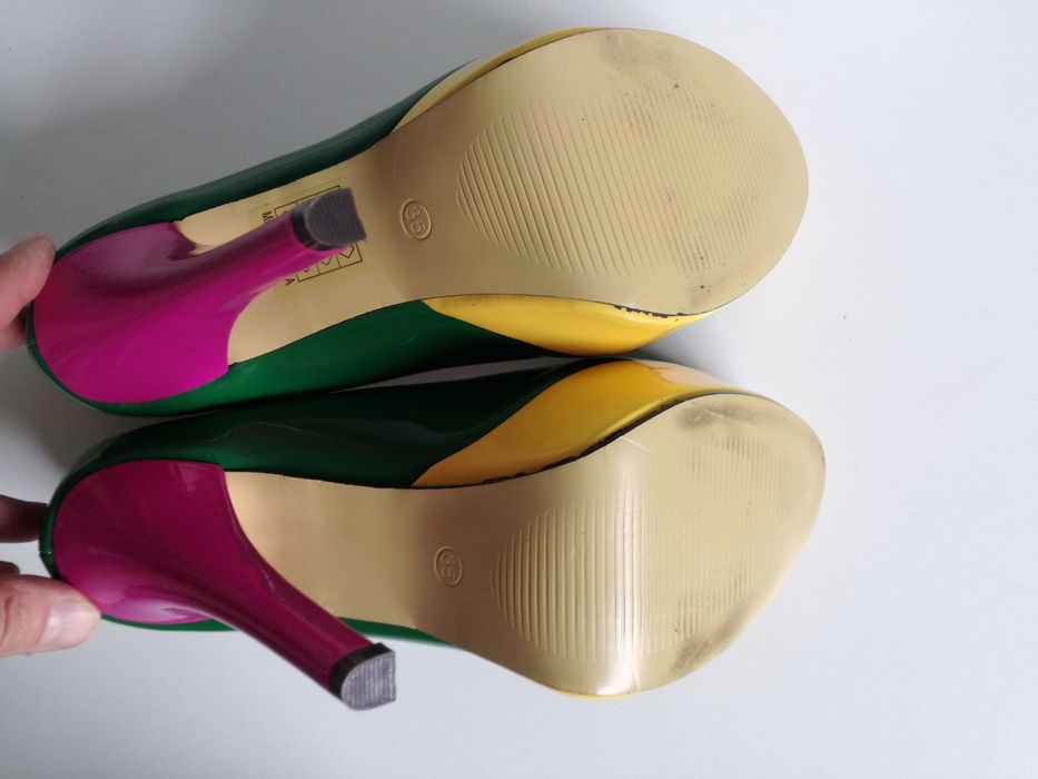 Kolorowe sandały na obcasach  Jak nowe  35