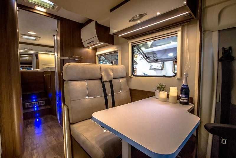 Wynajem kampera. Nowoczesny, przestronny - alkowa na 5 osób. Isofix