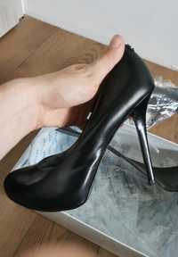 Buty marki Guess