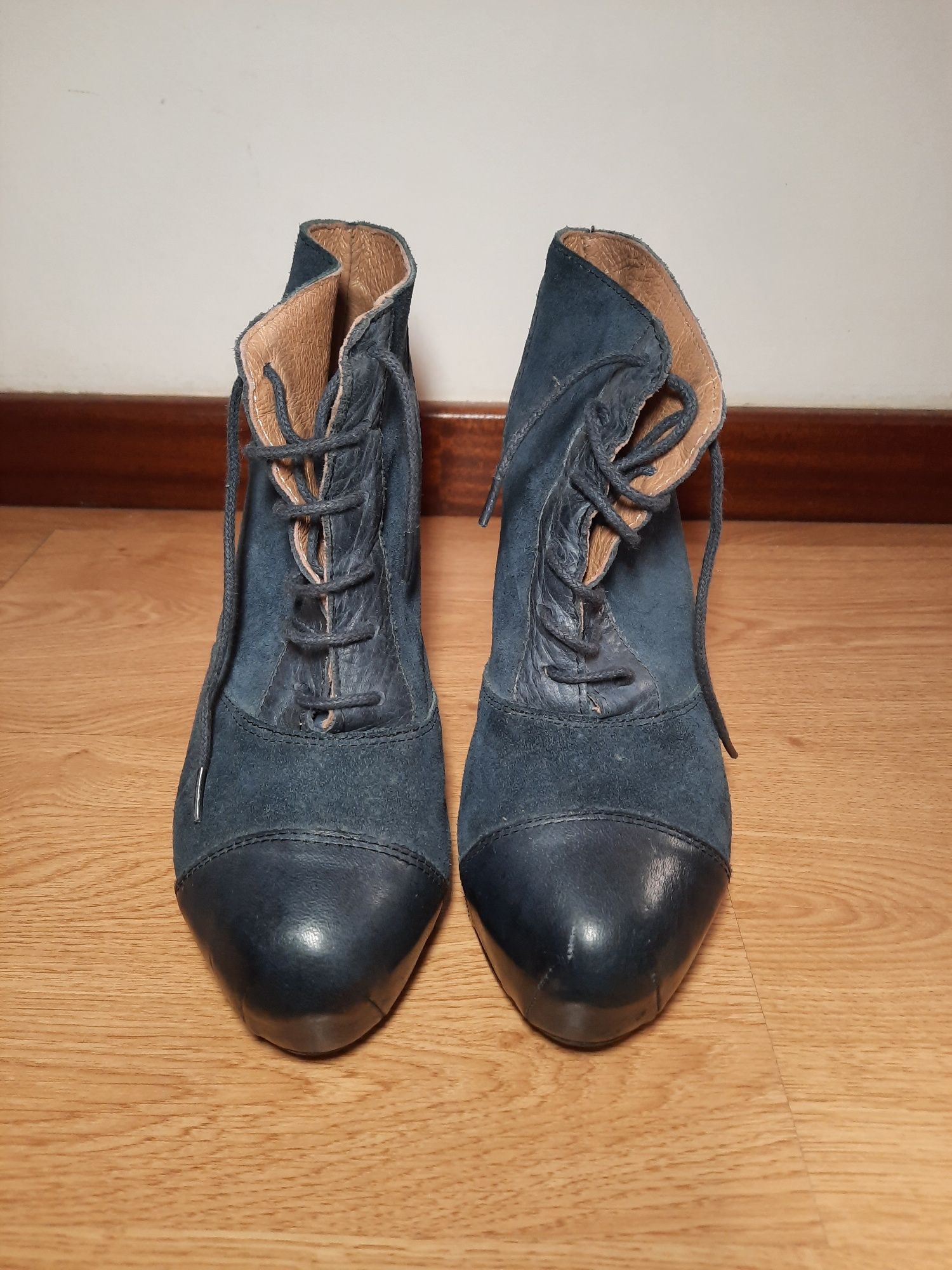 Botas azuis escuras pele com camurça.