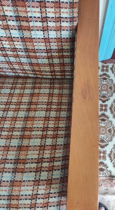 Продам два кресла мягкие на колесиках.