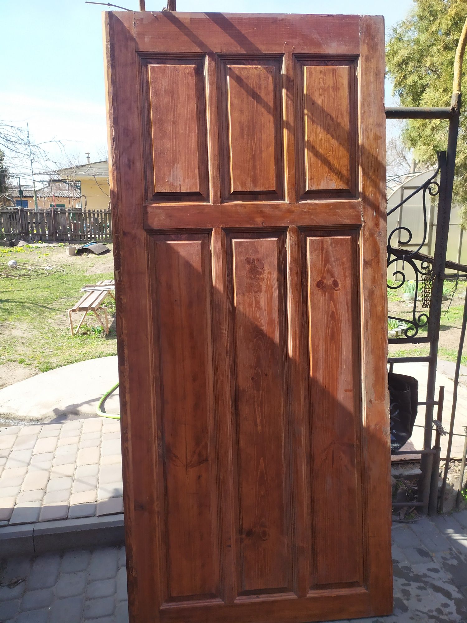 Продам дверь деревянную.