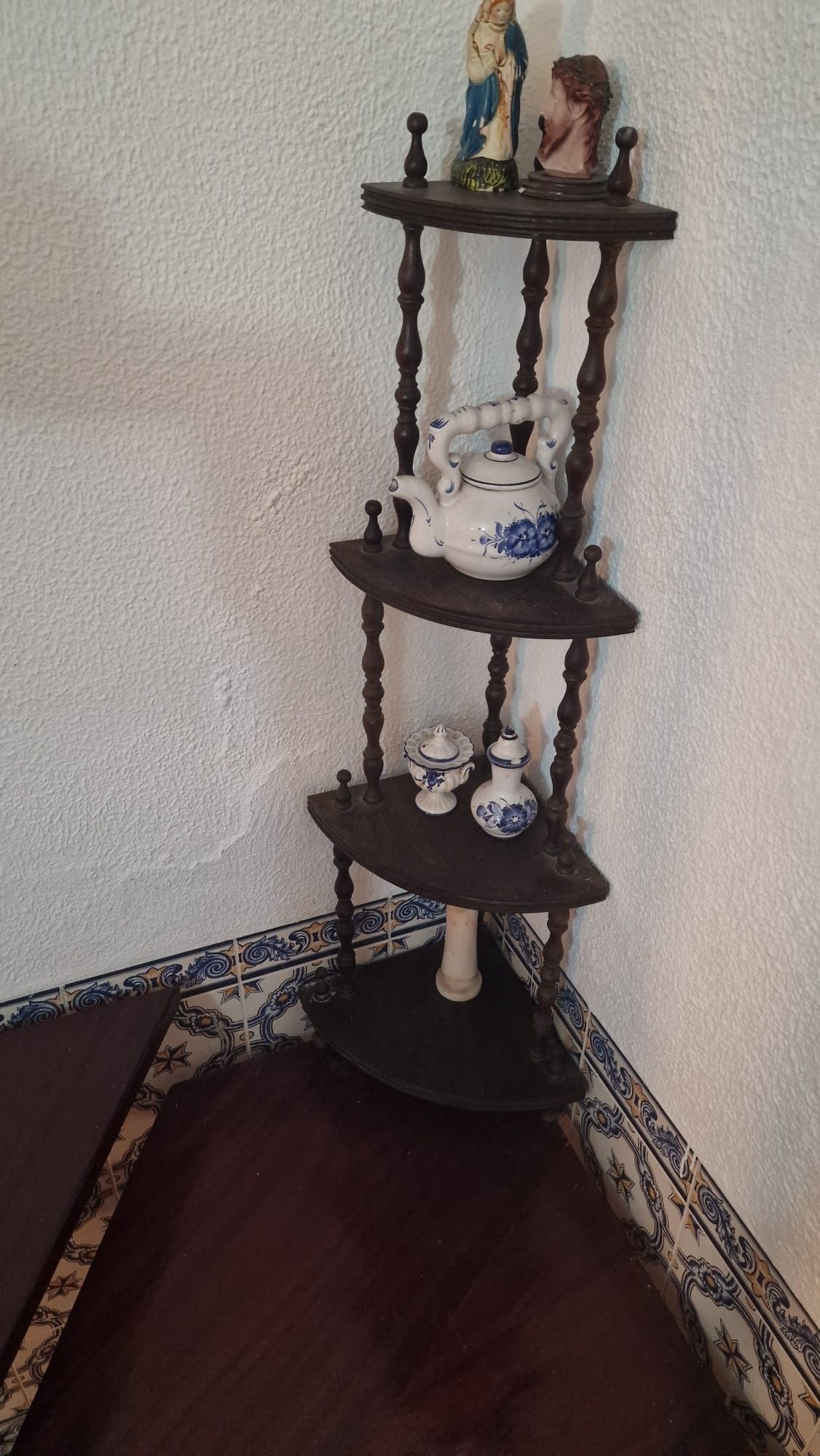 Moveis variados em madeira maciça