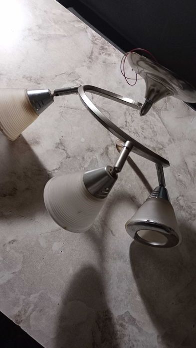 Люстра с 3 поворотными плафонами.