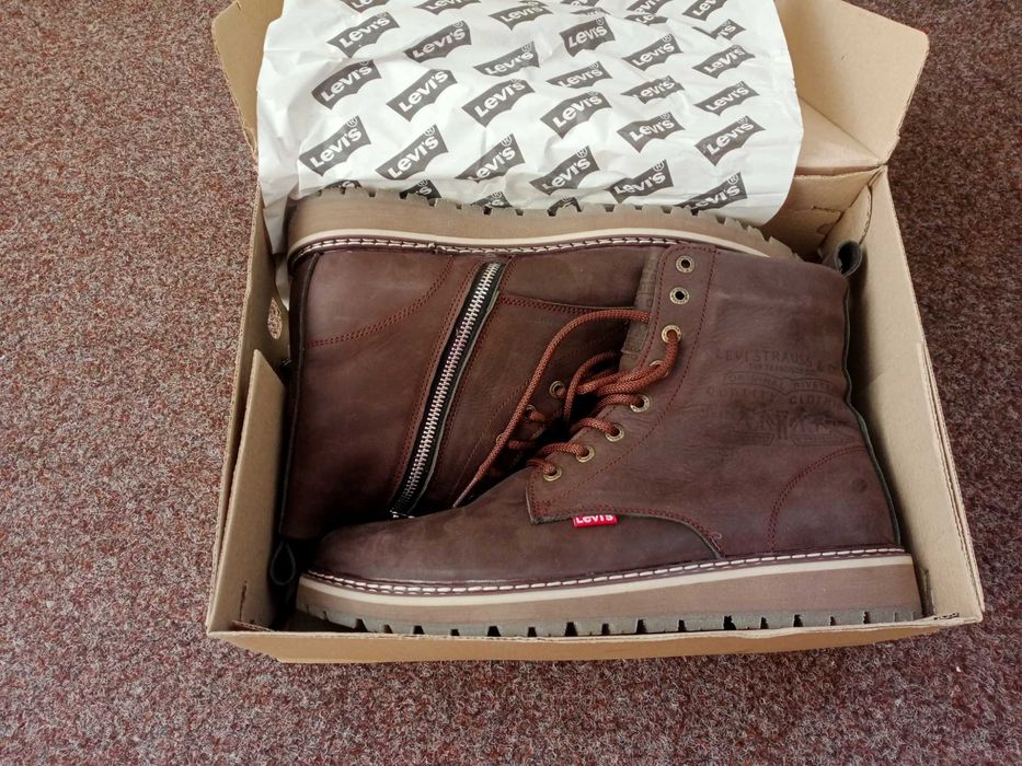 Продаю новые ботинки Levis