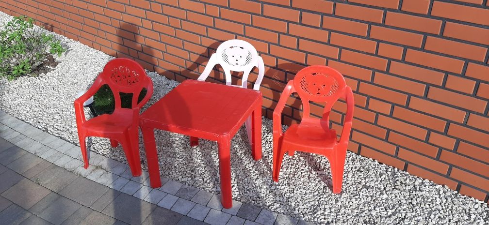 Sprzedam stolik i 3 krzesełka