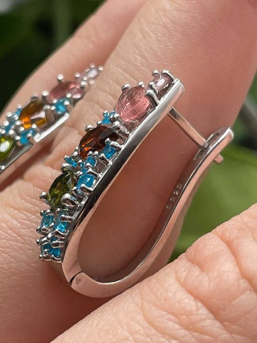 Серебряные серьги с цветным турмалином 2х6мм и апатитом