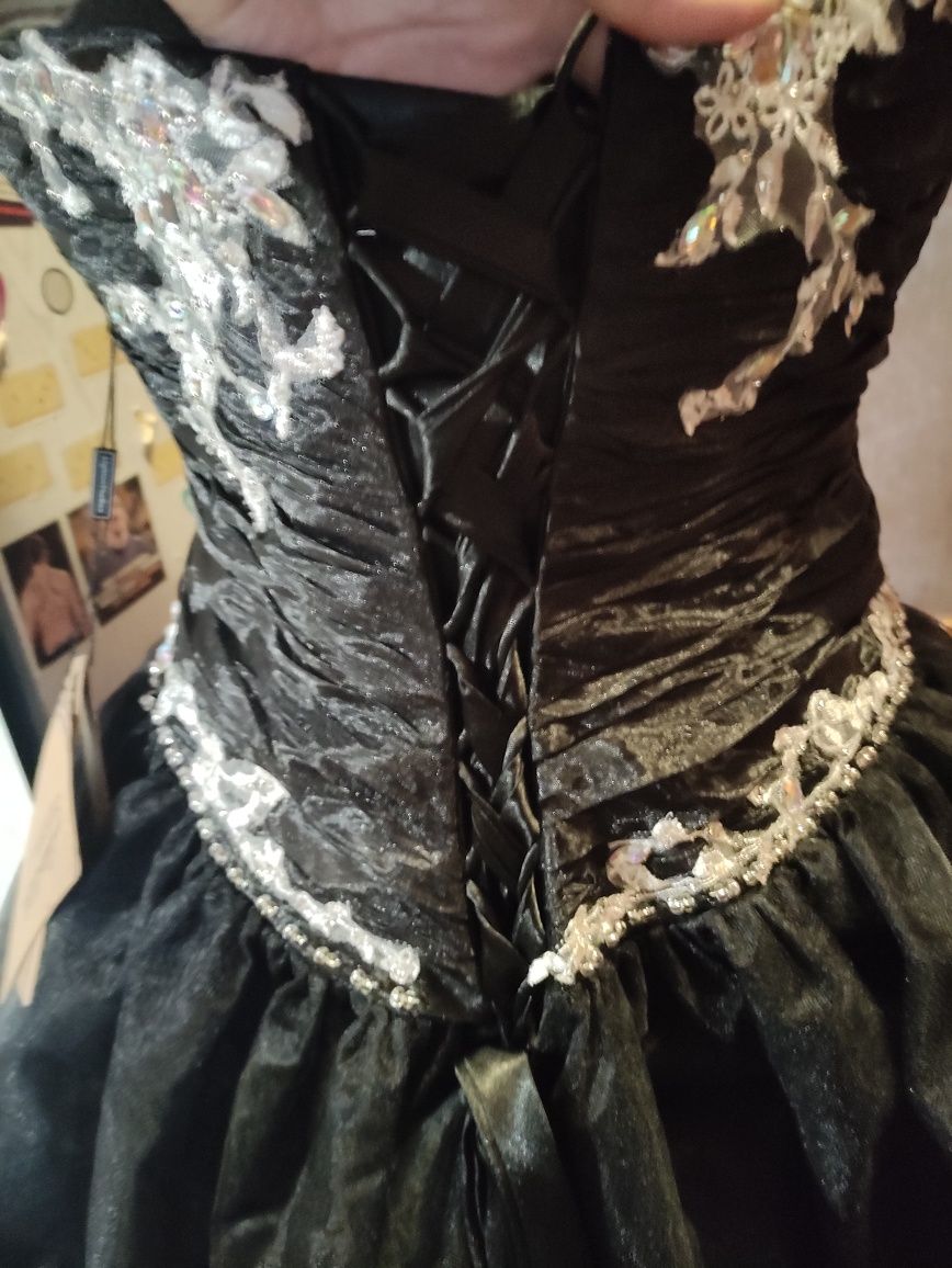 Zjawiskowa czarna mocno rozkloszowana krótka sukienka gorsetowa