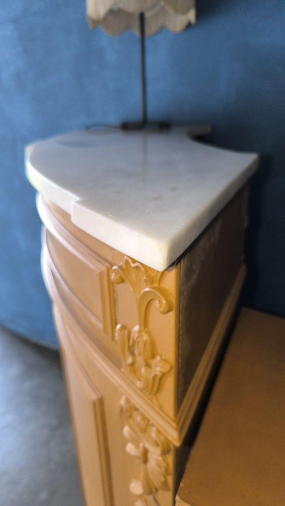 Elegante Móvel de Canto Vintage com Tampo em Mármore Branco