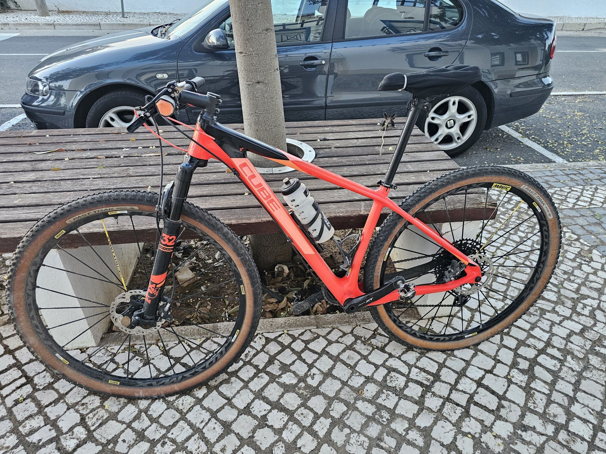 Bicicleta btt CUBE carbono em ótimo estado. Roda 29