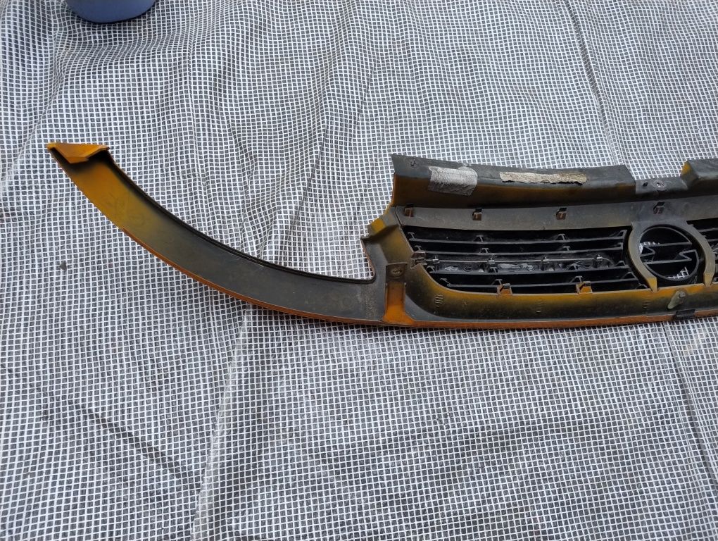 Atrapa grill Opel Vivaro 02-06 chrom kratka pomarańczowy przód wysyłka