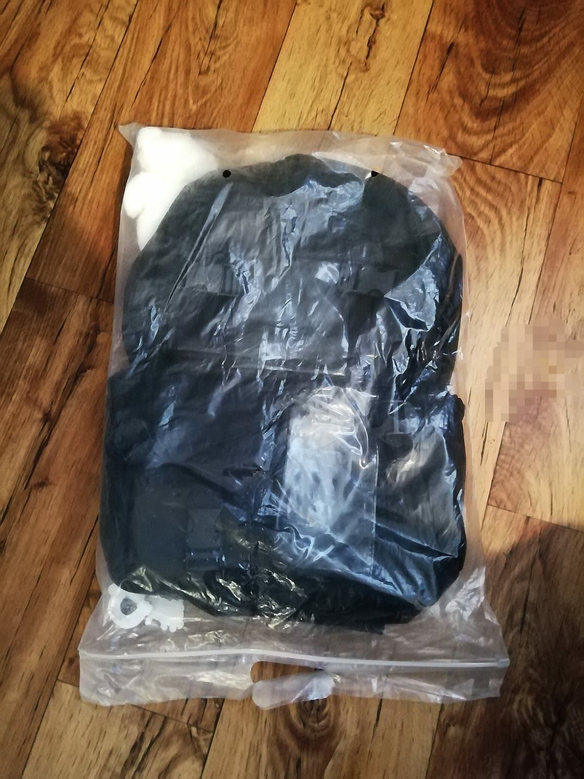Czarny nowy plecak z kolorowymi przypinkami i zawieszkami dl