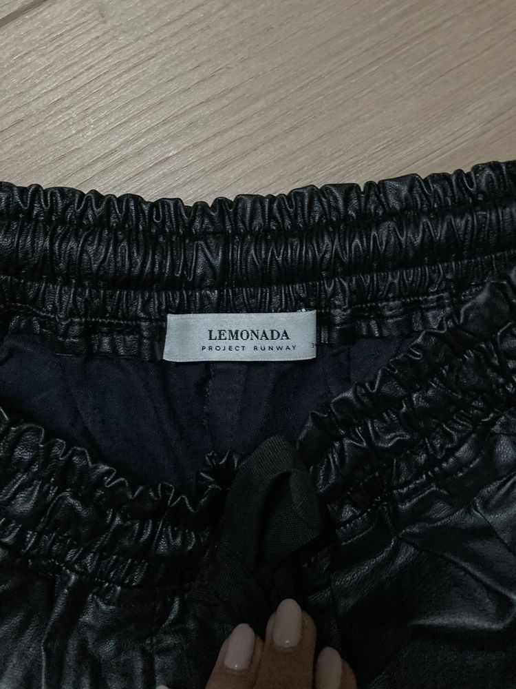 Czarne woskowane spodnie Lemonade roz. 36/38