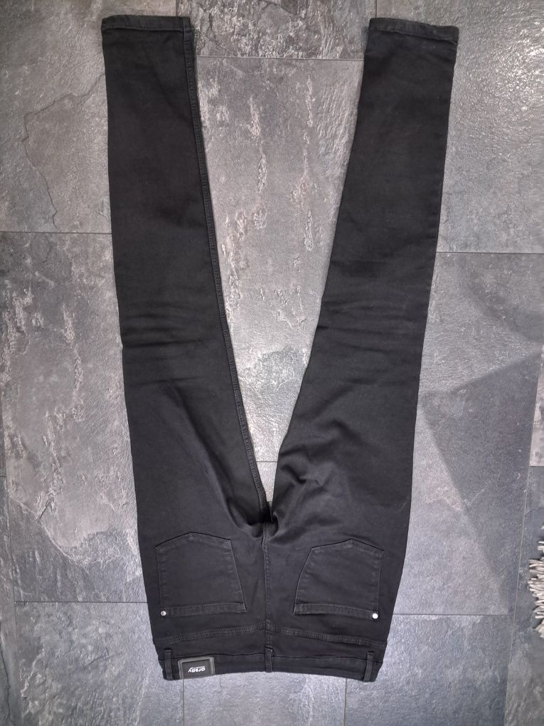 Czarne jeansy Orsay