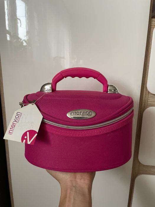 Kosmetyczka kuferek intervion kluczyki zamykana lusterko w środku.