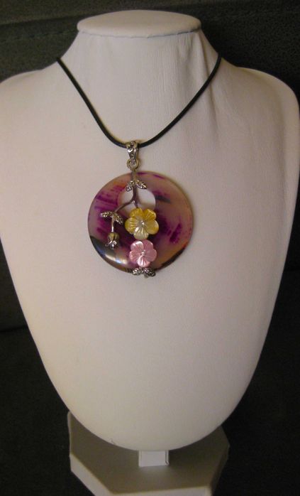 Colar c/ Pendente em Pedra Natural Lilás e Flores em Porcelana NOVO