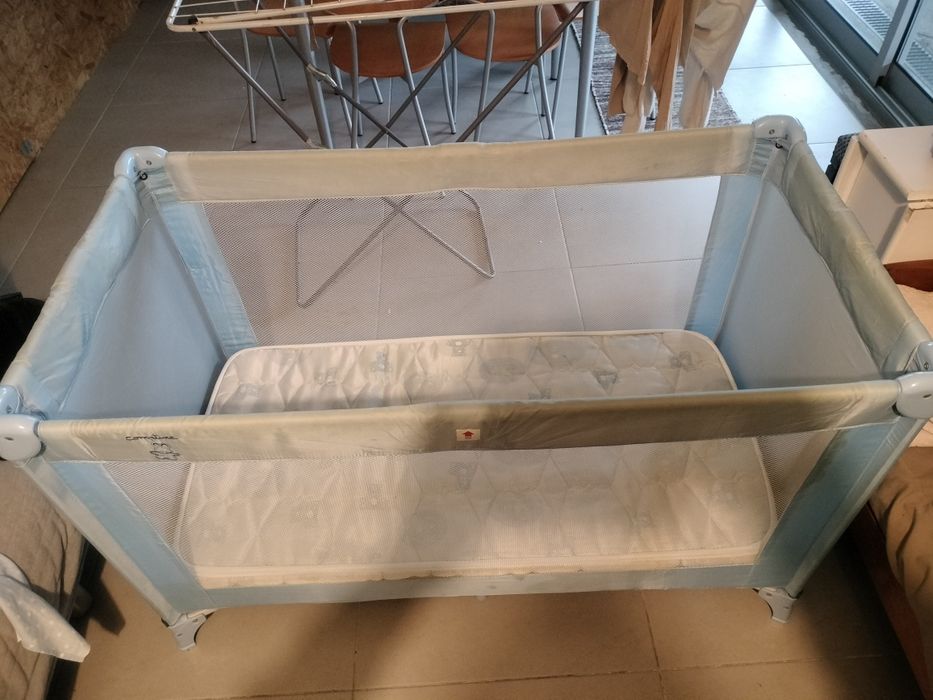 Cama de viagem com colchão e aumento