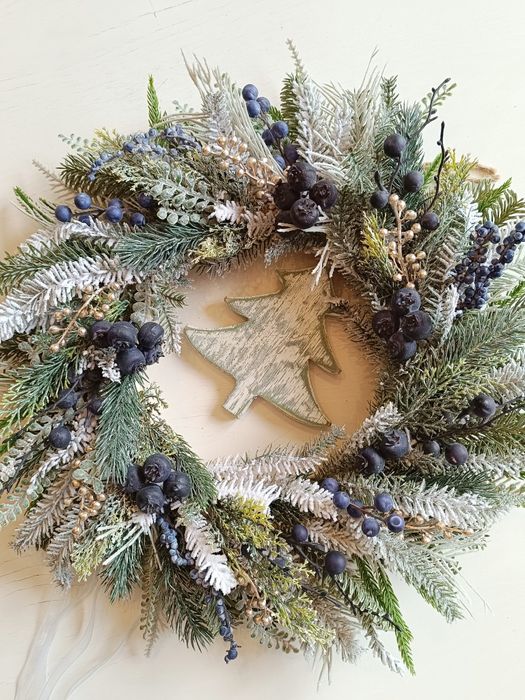 Zimowy wianek na drzwi drewniana choinka sztuczne borówki świerk