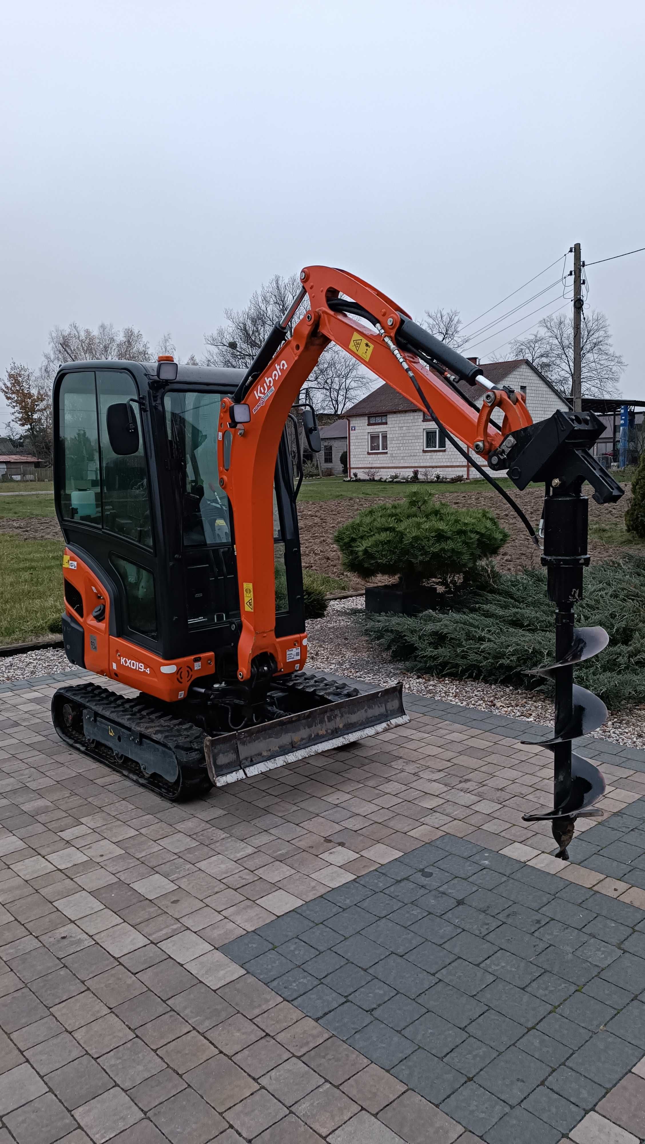 Wynajem minikoparka Kubota KX-019, Avant 423
