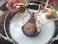 Telefone vintage em loiça pintado à mão