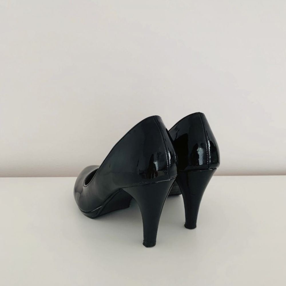 czarne szpilki klasyczne obcasy buty na obcasach czółenka lakierowane