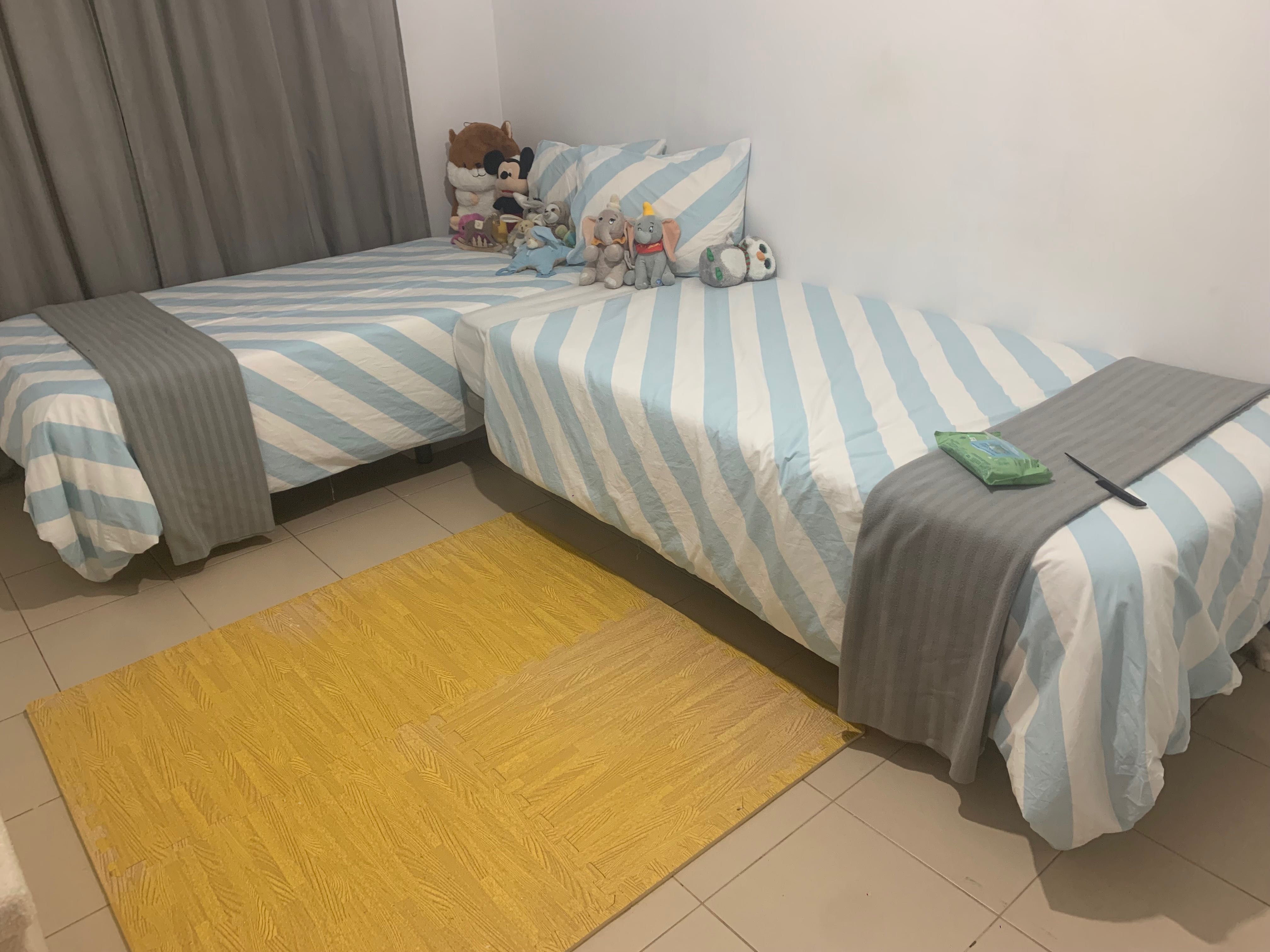 Duas camas de solteiros com colchão
