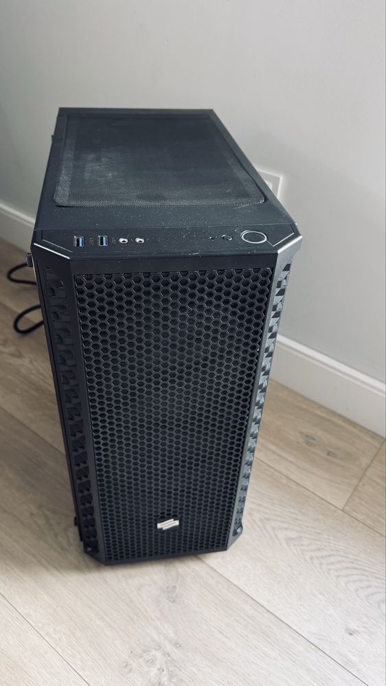 Komputer gamingowy PC AMD Ryzen 7 2700 8-core + GTX 1070 32 GB RGB