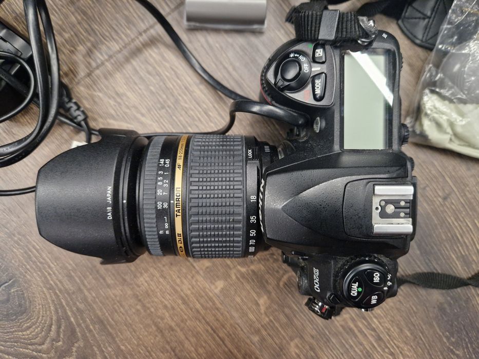 Nikon D200 z obiektywem Tamron 18-250 i akcesoriami