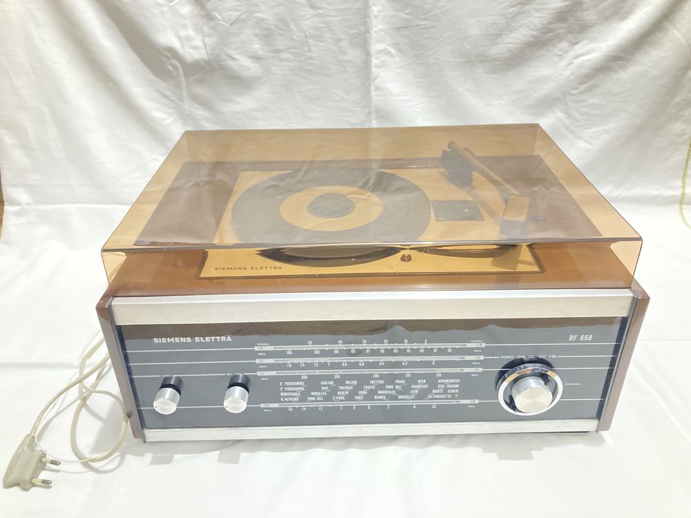 Gira-disco com radio antigo