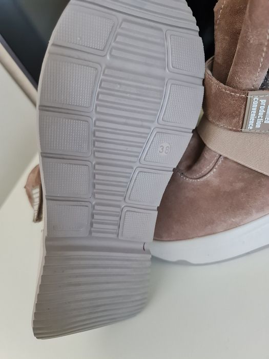 Продам новые ботинки зимние