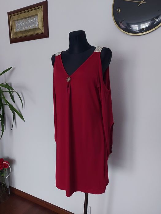 Elegancka czerwona bordowa sukienka z broszką i diamencikami custom