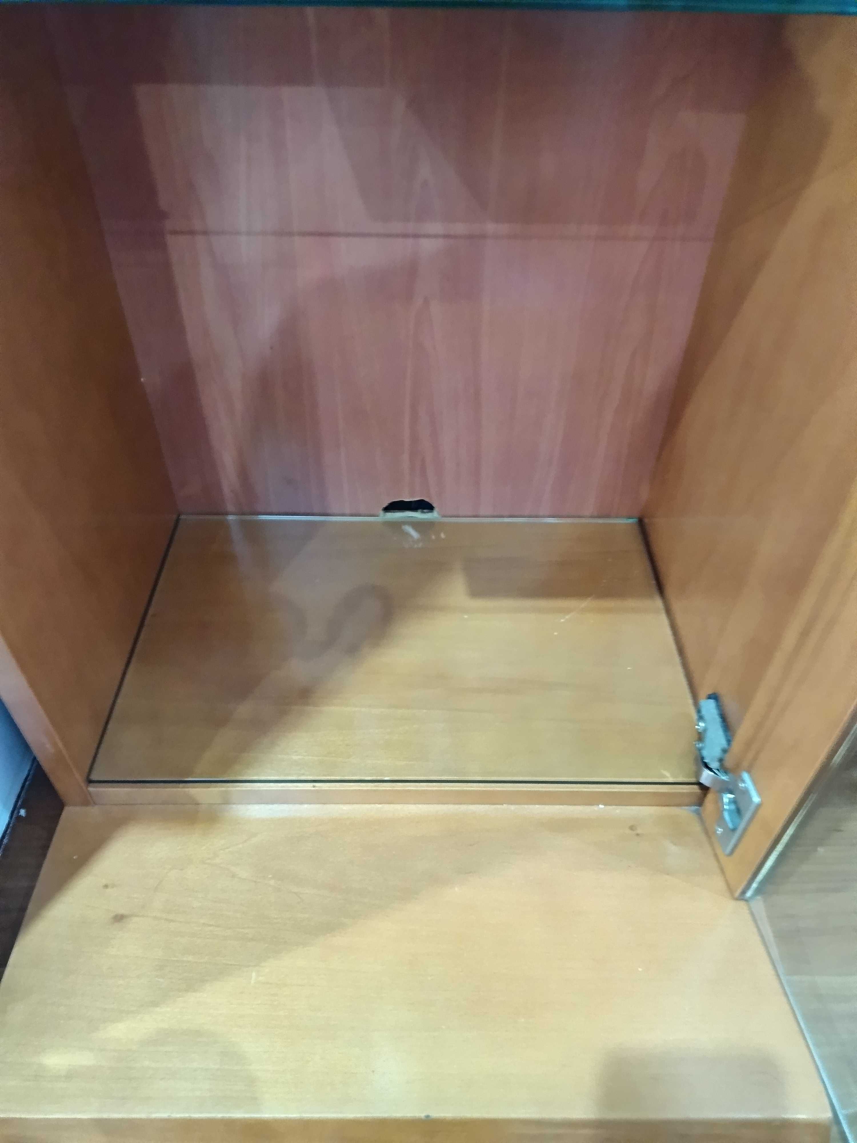 Louceiro e Vitrine em Cerejeira