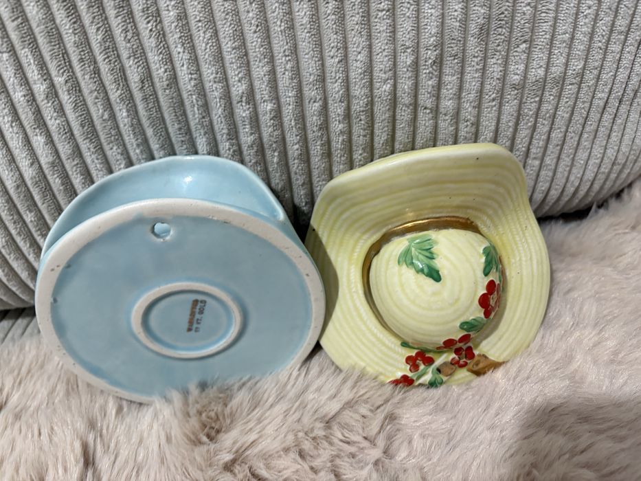 Dwie ceramiczne kieszenie  ścienne w kształcie kapelusza