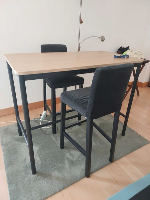 Mesa alta e 2 cadeiras com capas